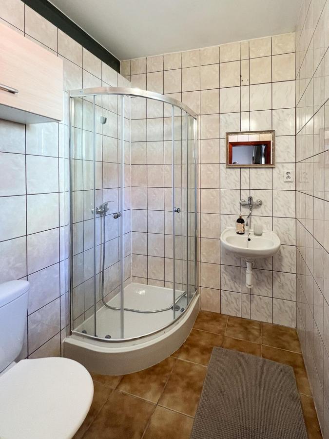 2- Postelova Izba S Kupelnou Emka V Penzion Trstená Buitenkant foto